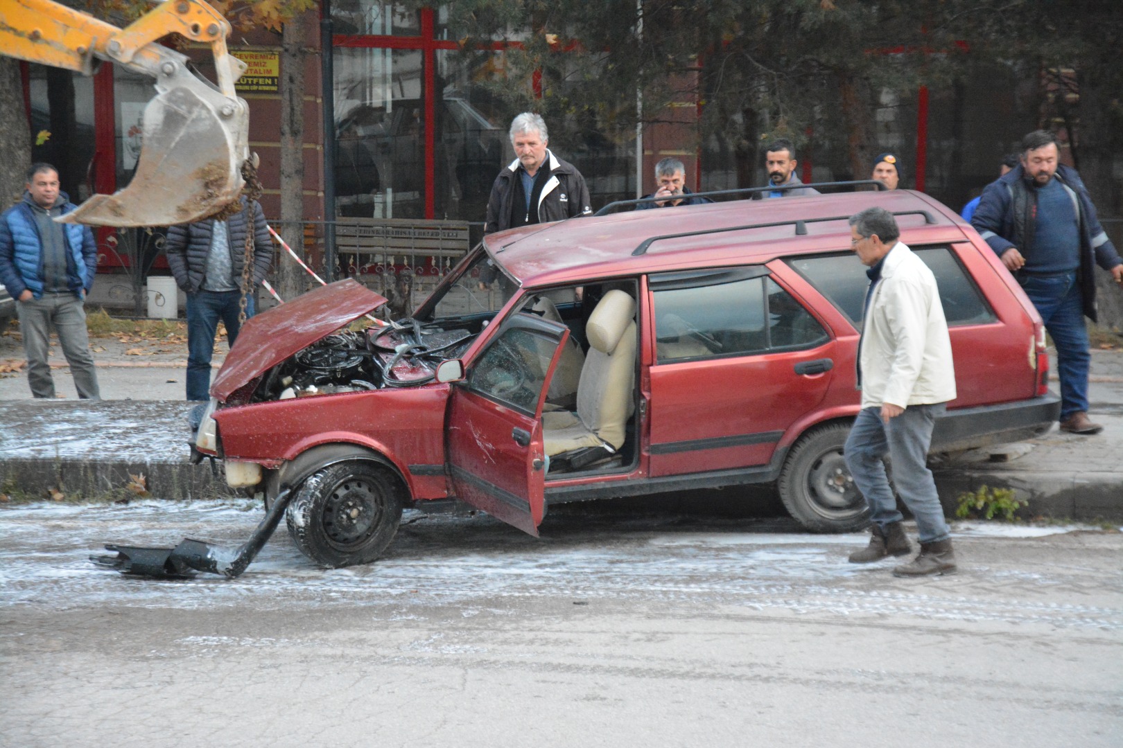 Giresun'da otomobil aydınlatma direğine çarptı: 4 kişi yaralandı