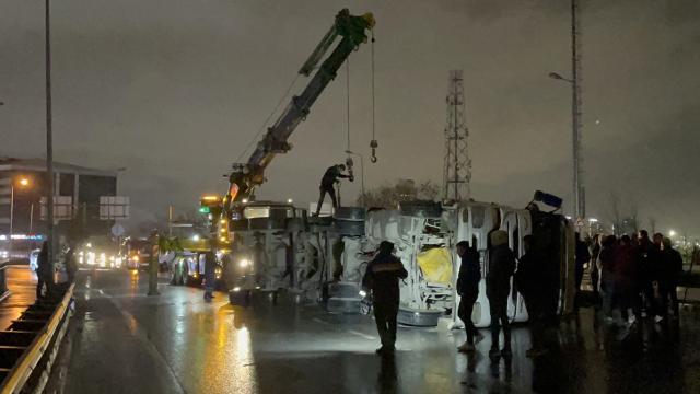 Bağcılar'da Mahmutbey Caddesi trafiğe kapatıldı