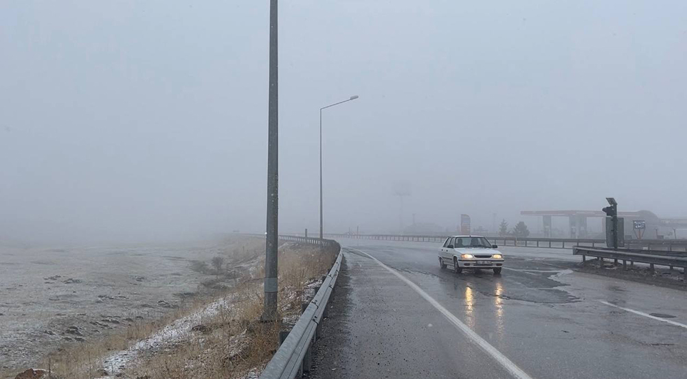 Erzurum-Ağrı kara yolunda kar ve sis etkili oluyor
