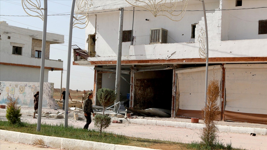 Teröristlerin Tel Abyad'da bir eve düzenlediği roket saldırısında 2 sivil öldü