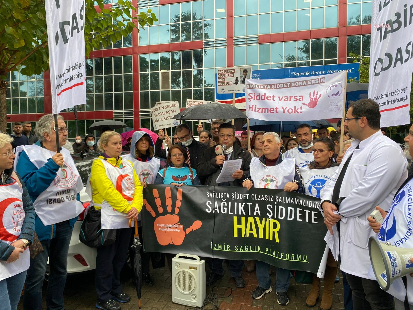 İzmir'de 'sağlıkta şiddet' protestosu: Sağlık çalışanlarını korumak için parmağınızı kıpırdatmıyorsunuz