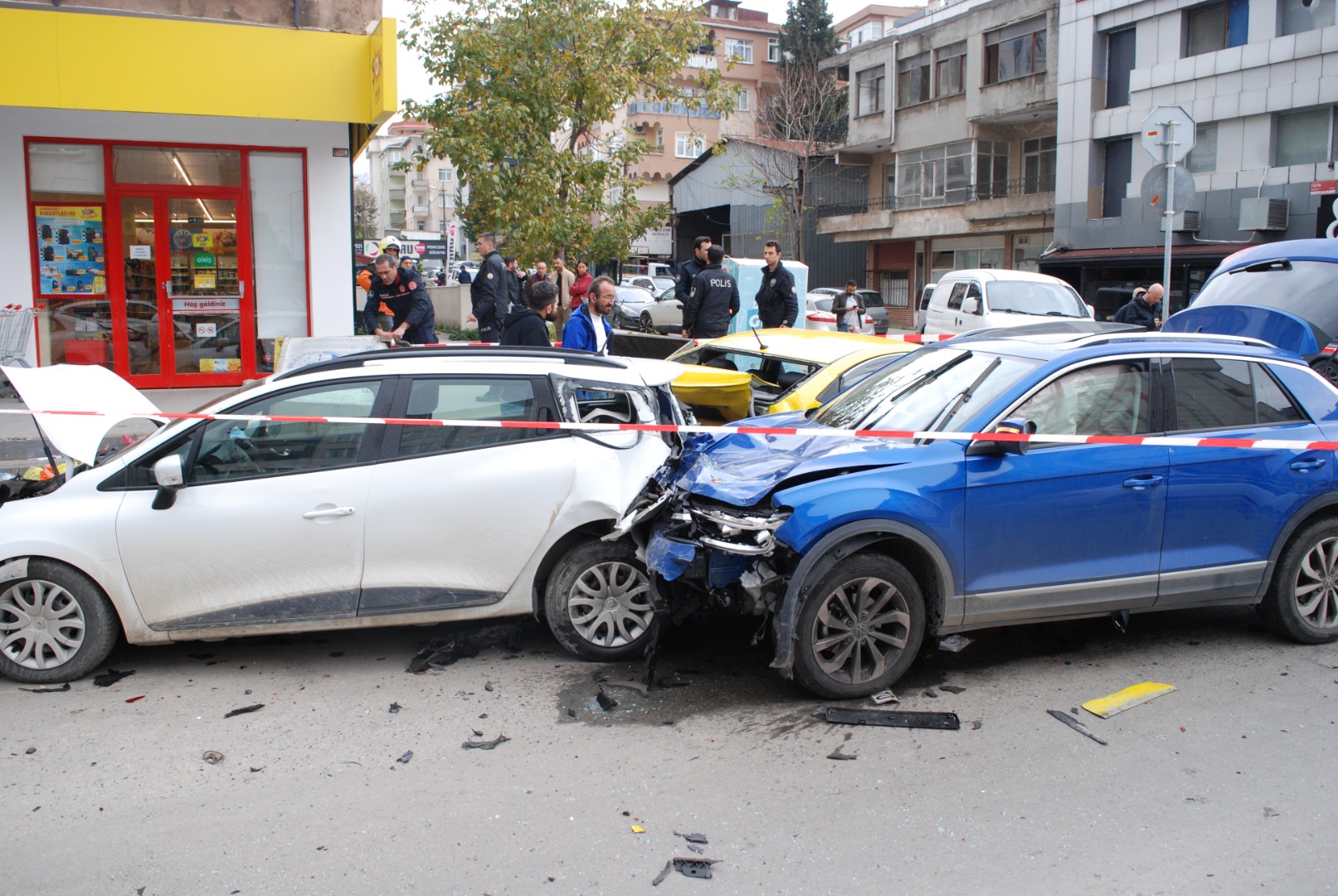 Maltepe'de zincirleme trafik kazası. 2 kişi yaralandı