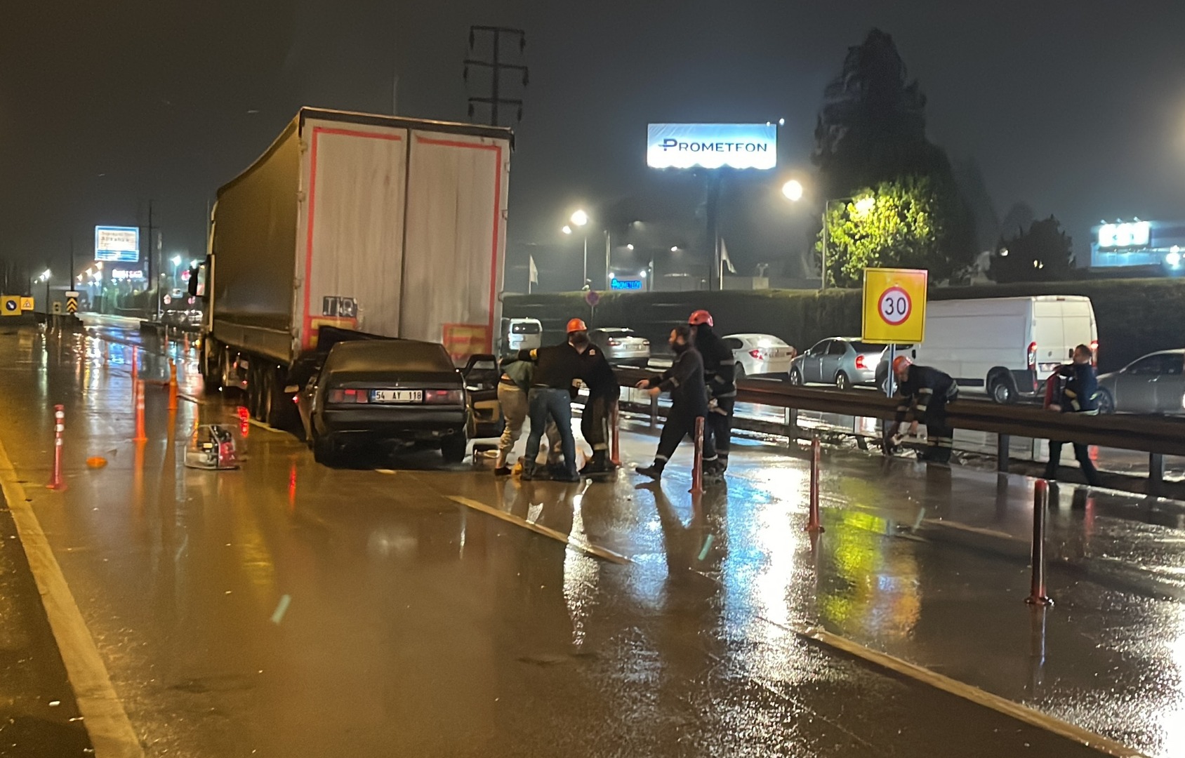 Kocaeli'de otomobil tıra çarptı: 1 kişi öldü, 3 kişi yaralandı
