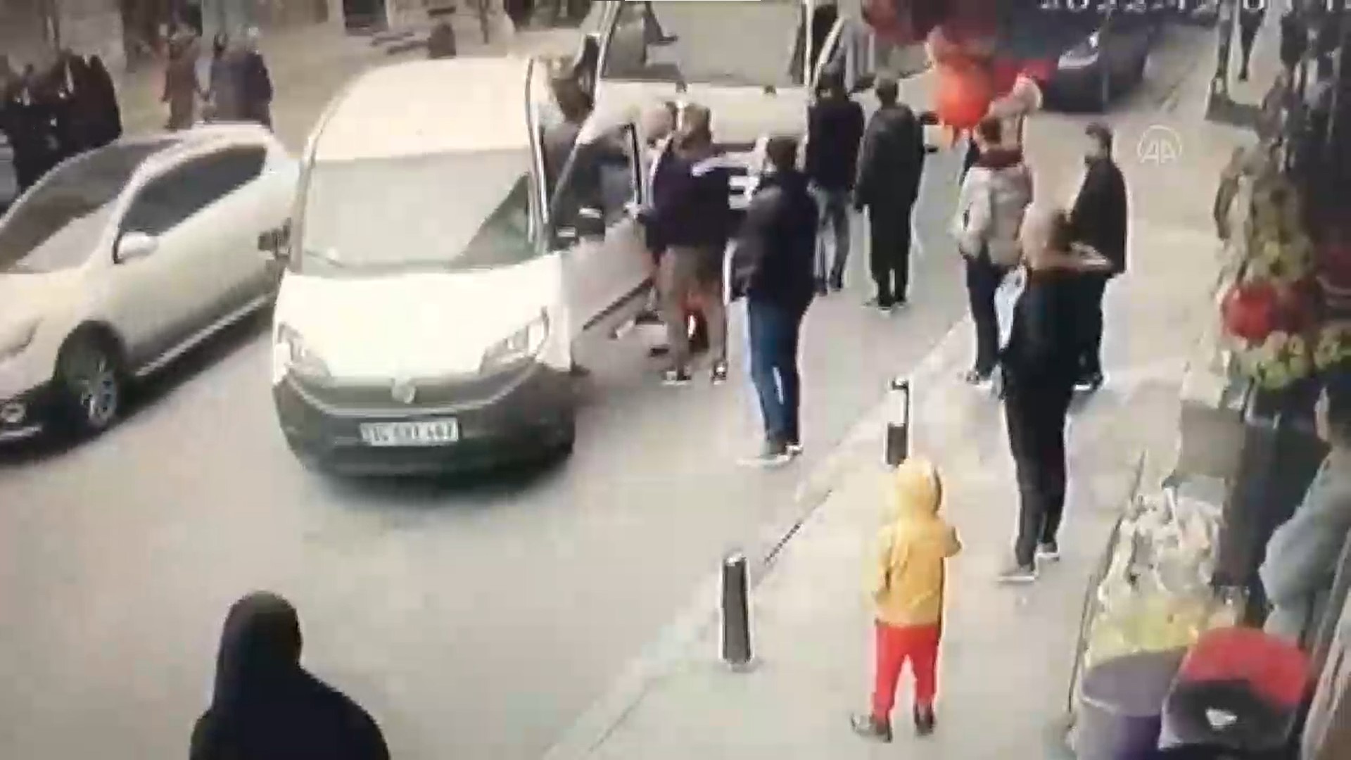 İstanbul'da trafik kazası sonrası yaşanan kavga güvenlik kamerasına yansıdı