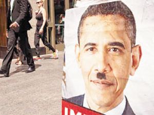 Obama’ya Hitler bıyıklı protesto