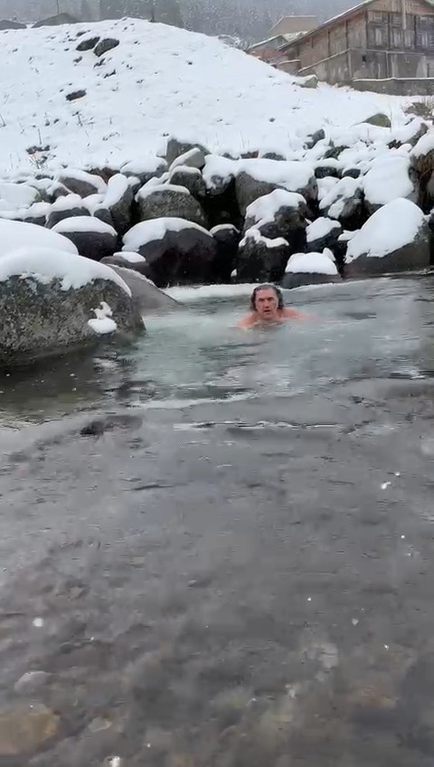Buz tutan dereye girerek yüzdü