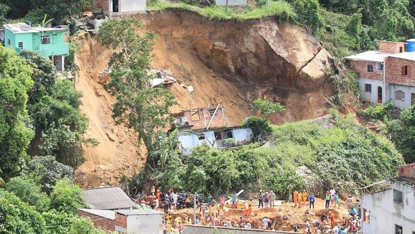 Kolombiya'da otoyolda toprak kayması: 20 kişi öldü