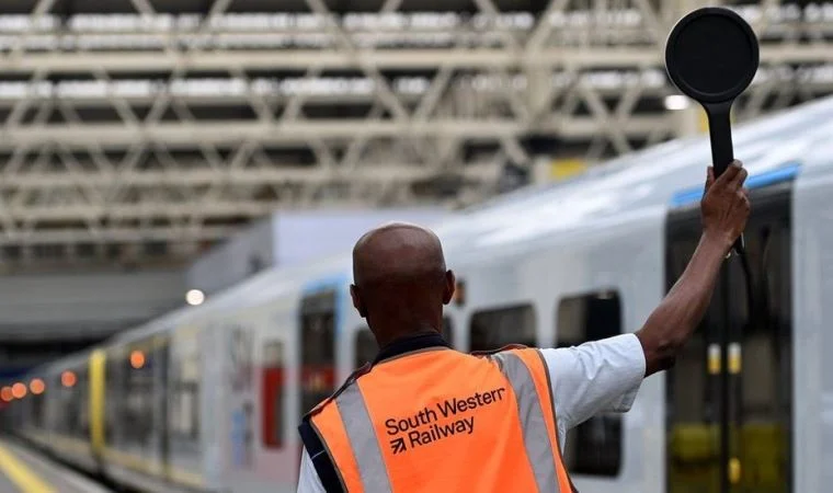 İngiltere’de demiryolu işçileri Noel arifesinde greve gitmeyi planlıyor