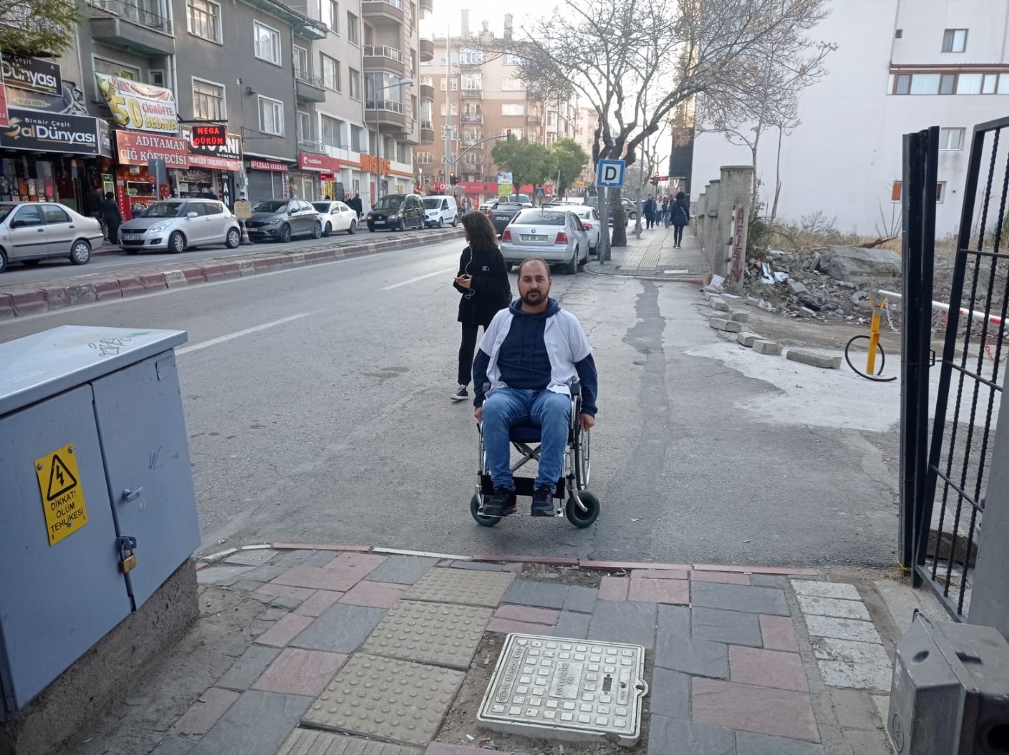 Hastalarının çektiği sıkıntıyı anlamak için tekerlekli sandalyeye bindi