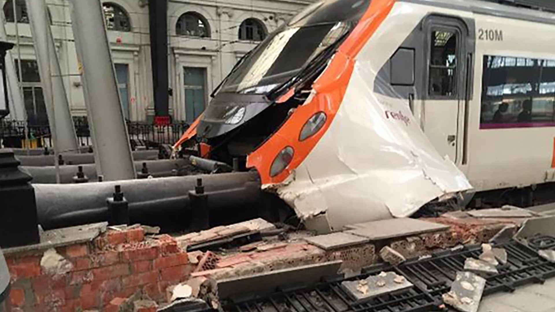 Barselona'daki tren kazasında 155 kişi hafif şekilde yaralandı