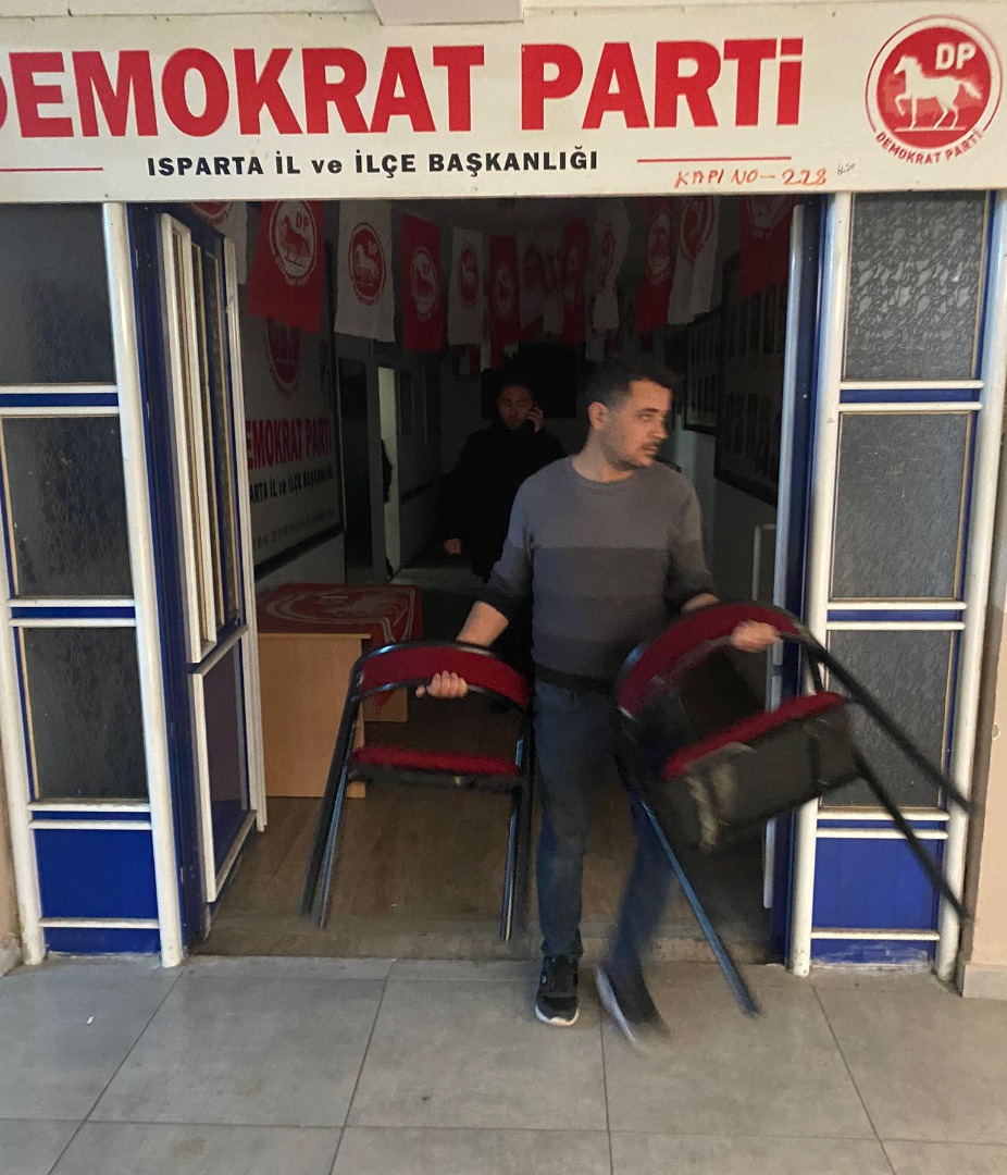 Demokrat Parti’nin Isparta’daki bürolarına haciz işlemi uygulandı   