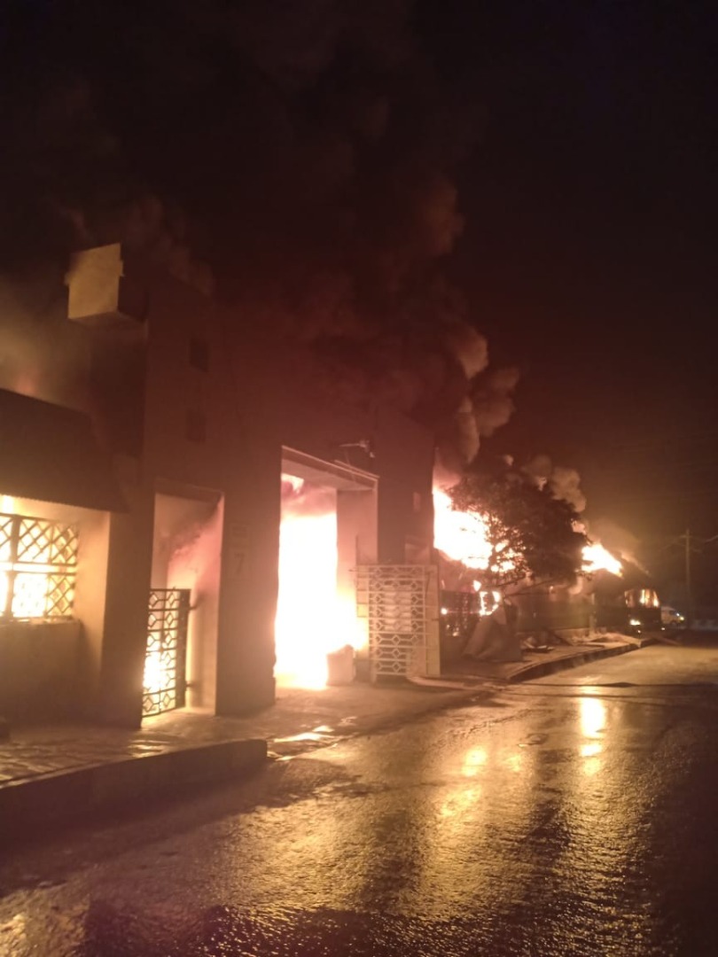 Pakistan'da pazar yeri yangınında 150 dükkan küle döndü 