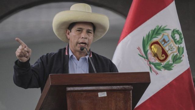 Peru'da devlet başkanı kongreyi feshetti