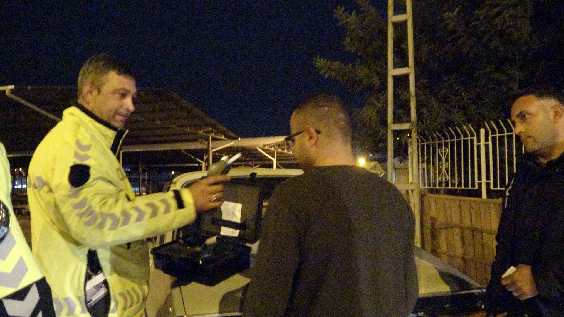 Adana polisinden alkollü sürücüye 'üfleme' dersi