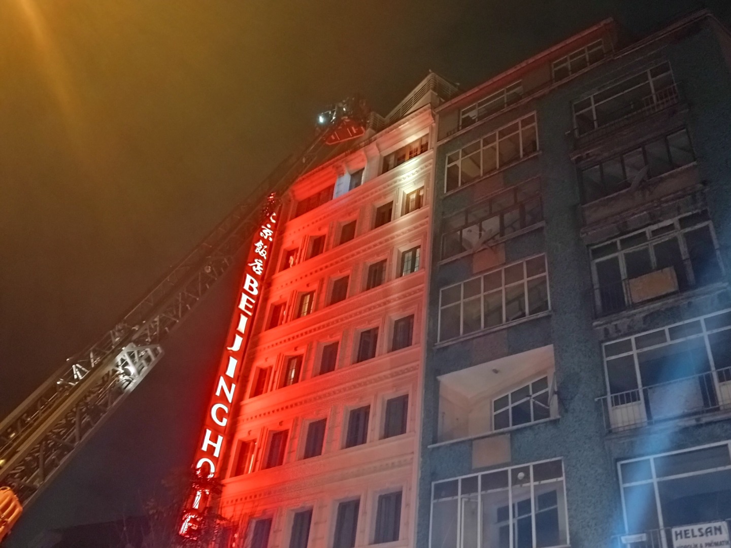 Şişli’de 7 katlı otelde yangın
