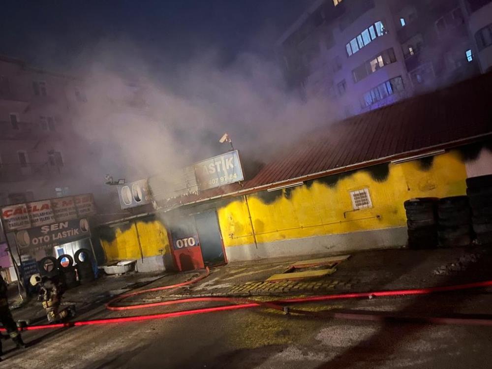 Ankara’da 3 dükkan sabaha kadar yandı
