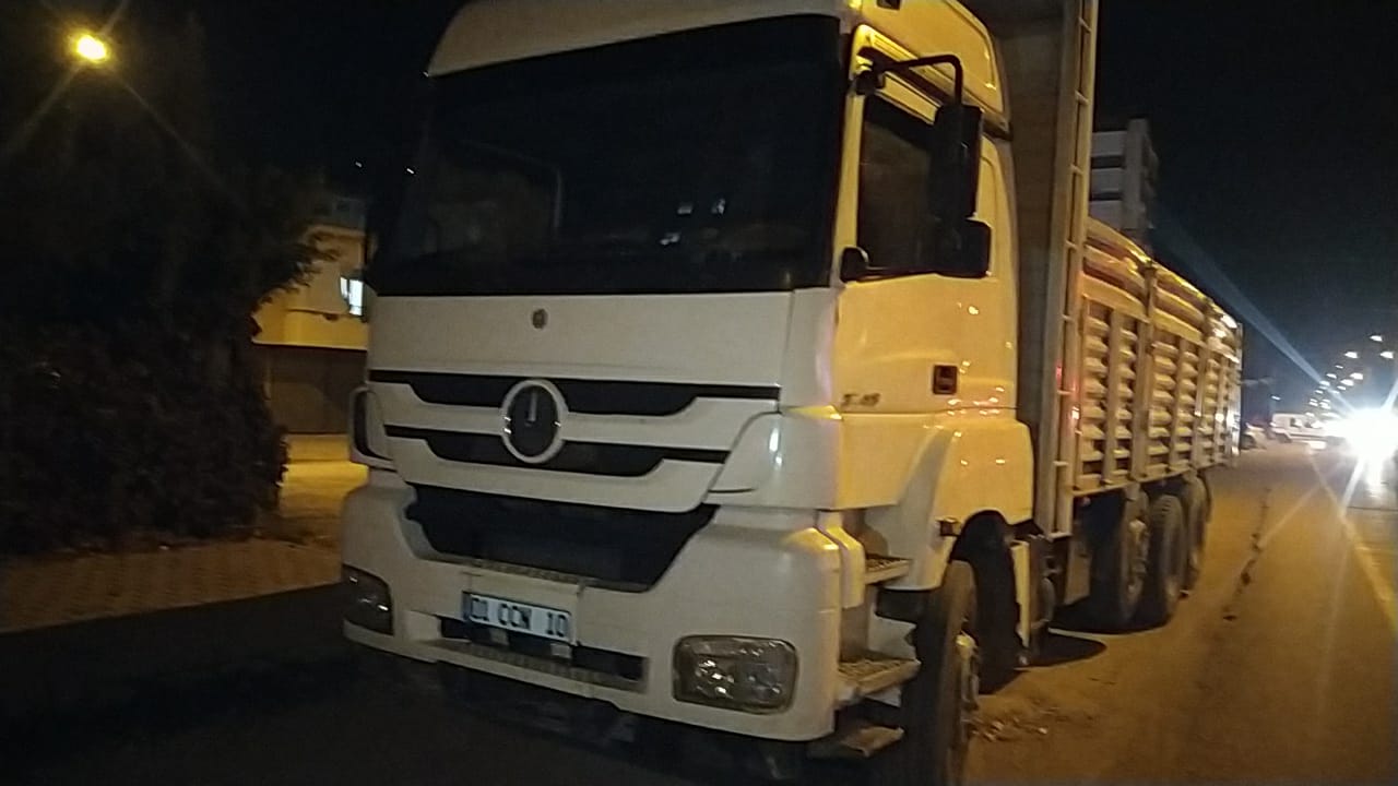 Adana'da kamyonla çarpışan motosikletin sürücüsü ağır yaralandı