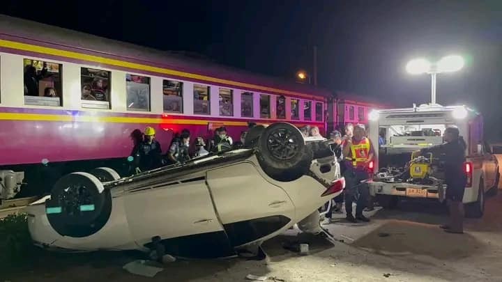 Bariyerleri aşmaya çalışan araca tren çarptı: 3 ölü, 1 yaralı