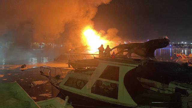 Kocaeli'de yangın: 2 motor yat ile 1 tekne kullanılamaz hale geldi
