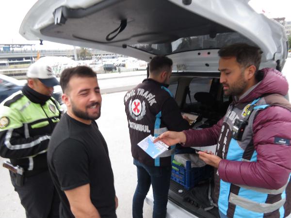Kadıköy'de polis yolcu gibi bindi minibüsçülere ceza yağdı
