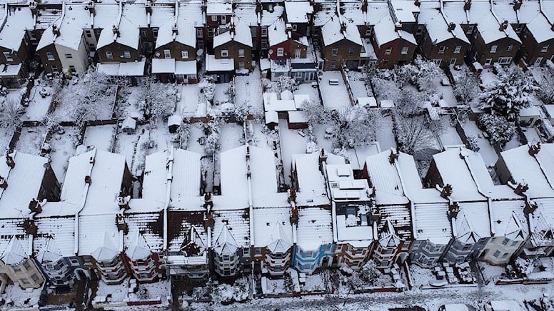 İngiltere’de yoğun kar yağışı hayatı felç etti