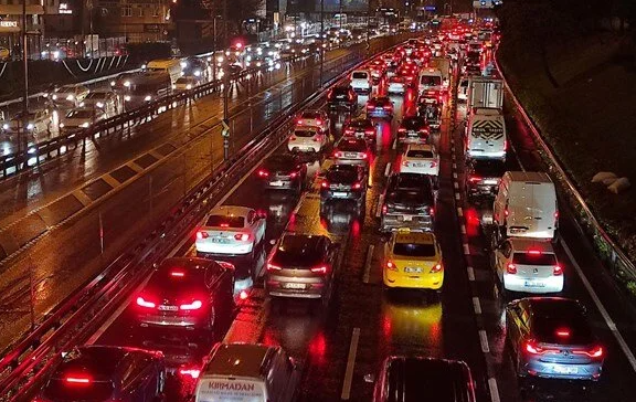 İstanbul'da yağışın etkisiyle trafik yoğunluğu yüzde 80'e ulaştı