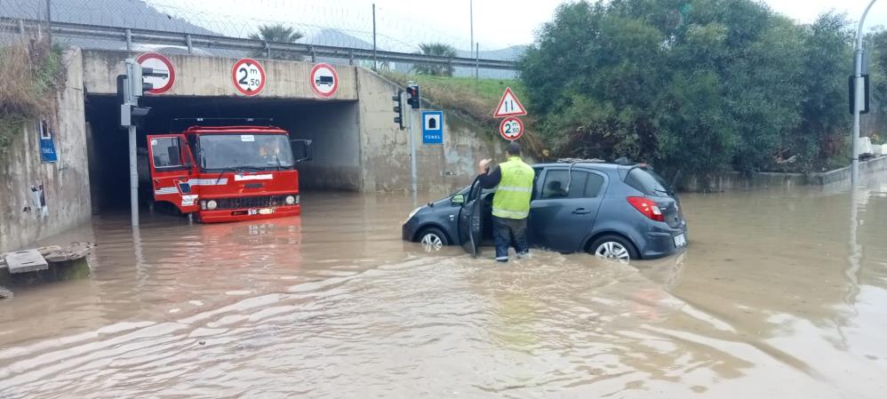 Meteoroloji uyardı sağanak yağmur İzmir'i vurdu