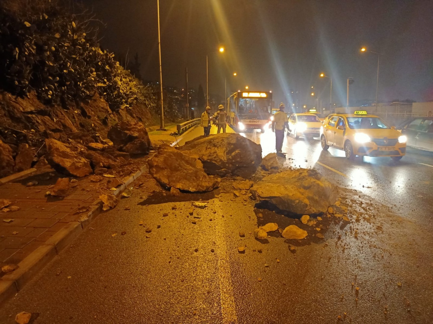 İzmir'de yağış nedeniyle koparak yola düşen kaya parçaları otomobile çarptı