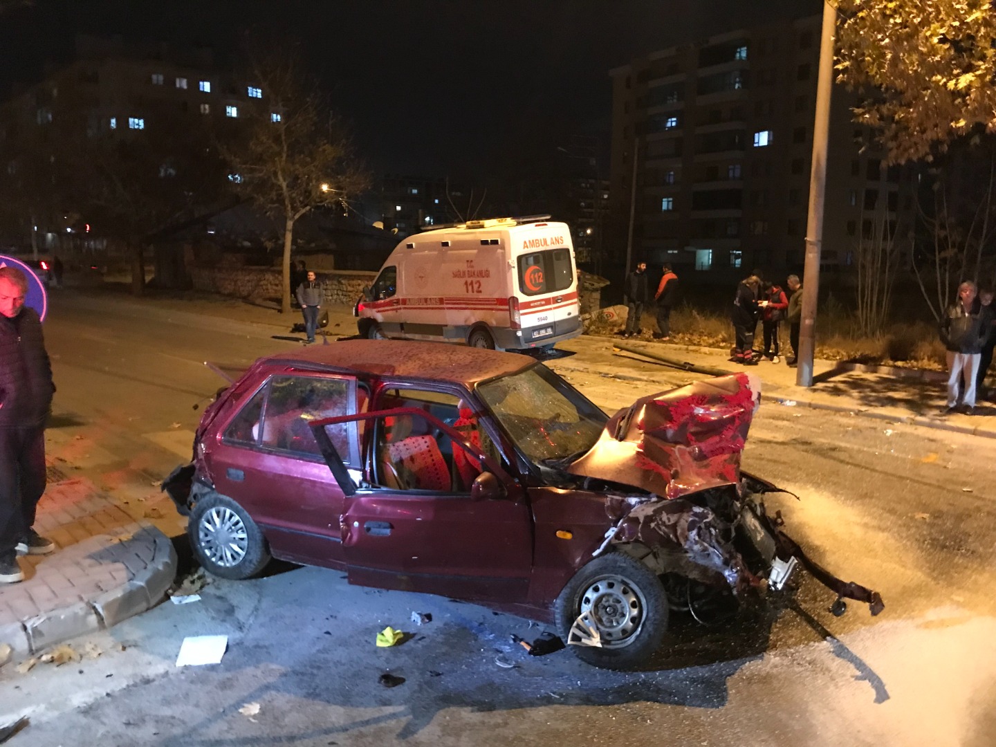Hasta taşınan ambulans ile otomobil çarpıştı: 7 yaralı