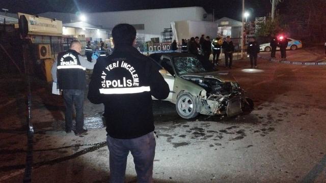 Bursa’da duvara çarpan otomobildeki 2 kişi öldü