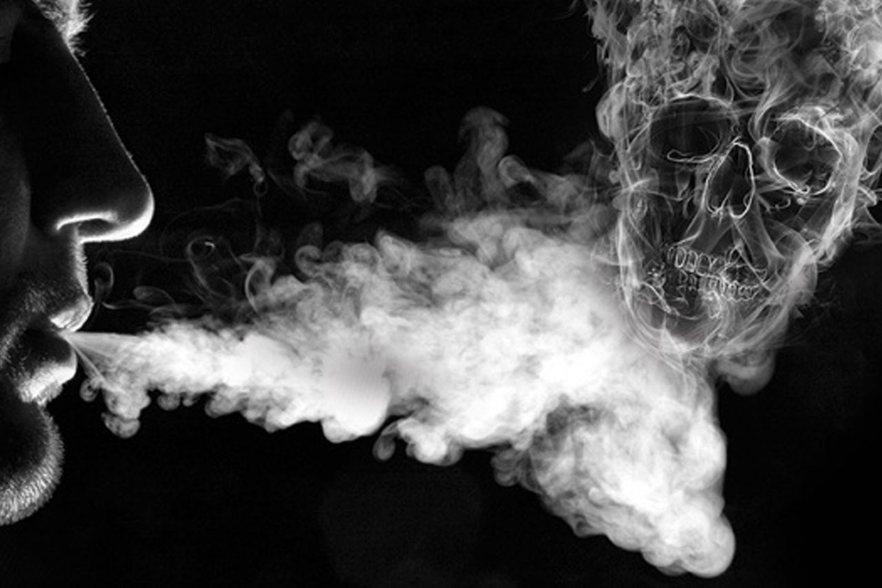 Дымящиеся глаза. Дым изо рта. Дым из глаз. Выдыхает дым. Парень с дымом изо рта.