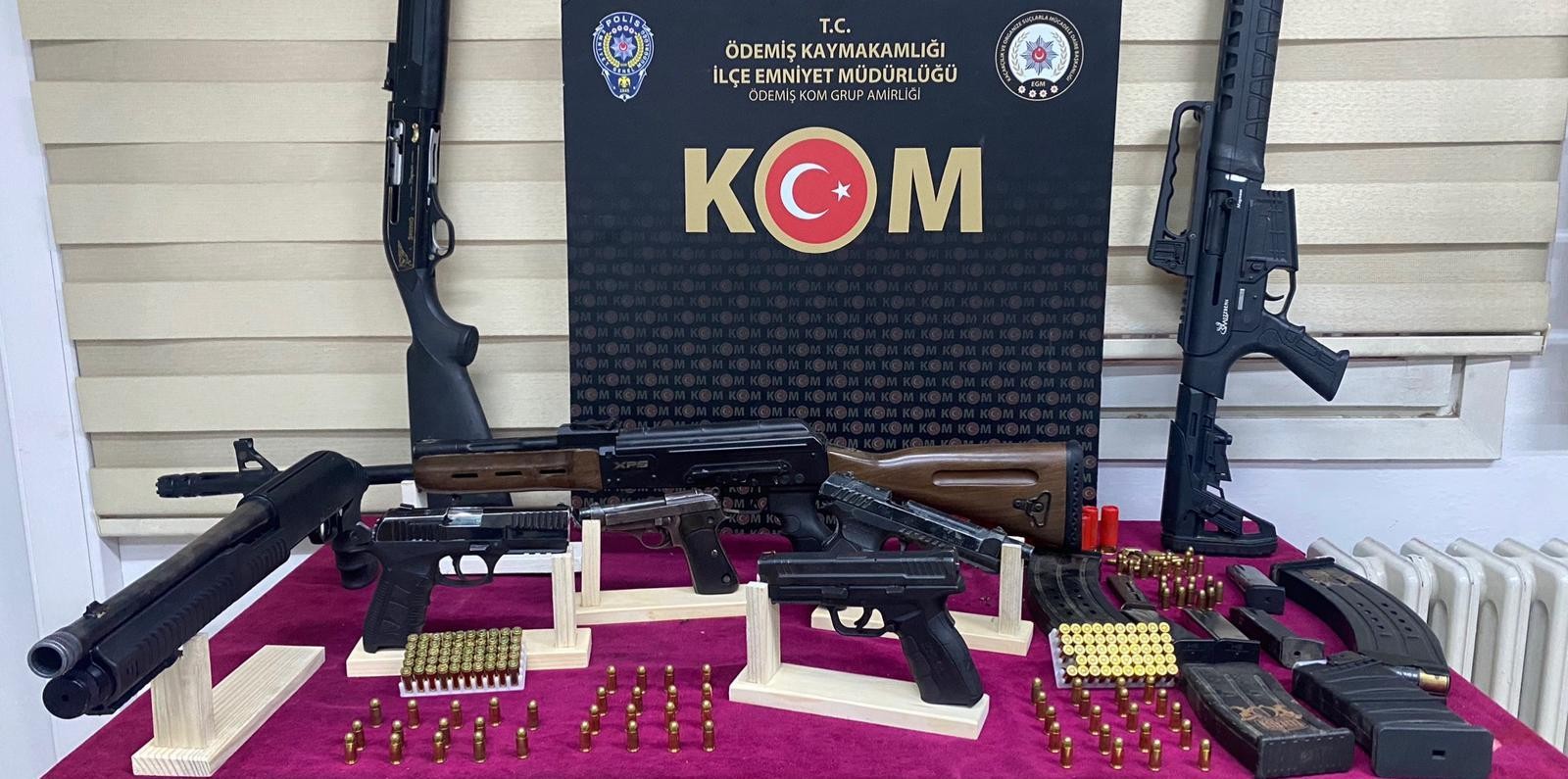 İzmir’de çok sayıda ruhsatsız silah ele geçirildi