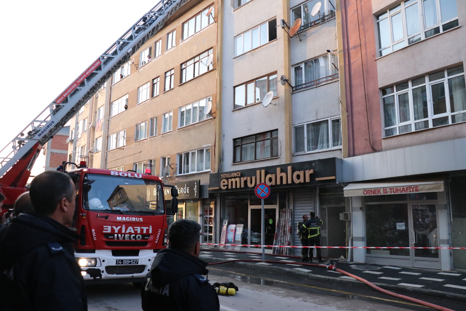 Yangın çıkan apartmanda mahsur kalan 6 kişi kurtarıldı