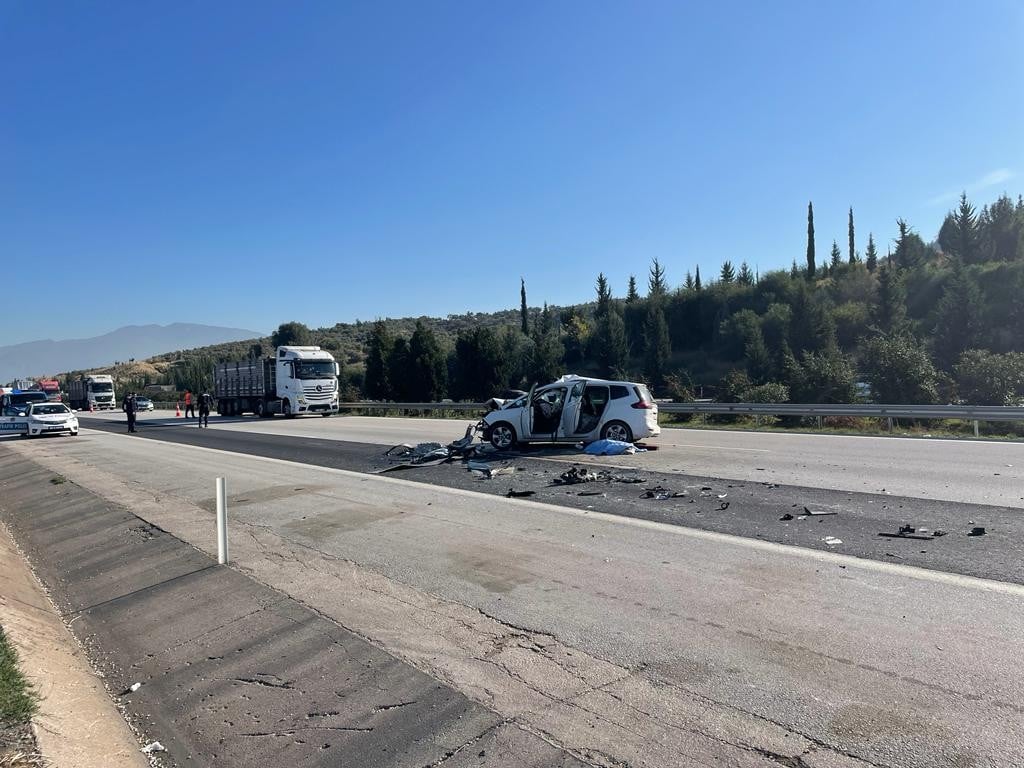 Osmaniye’de otomobil tıra arkadan çarptı: 1 ölü, 2 yaralı