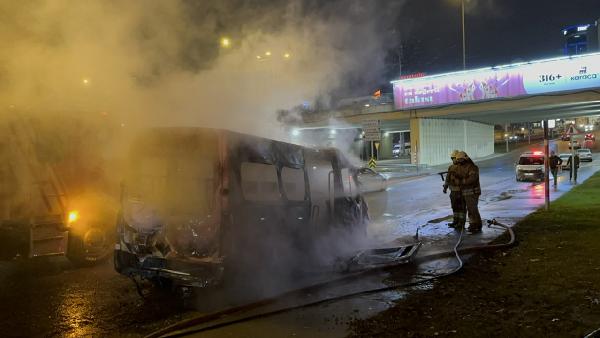 Ataşehir'de servis minibüsü alev alev yandı