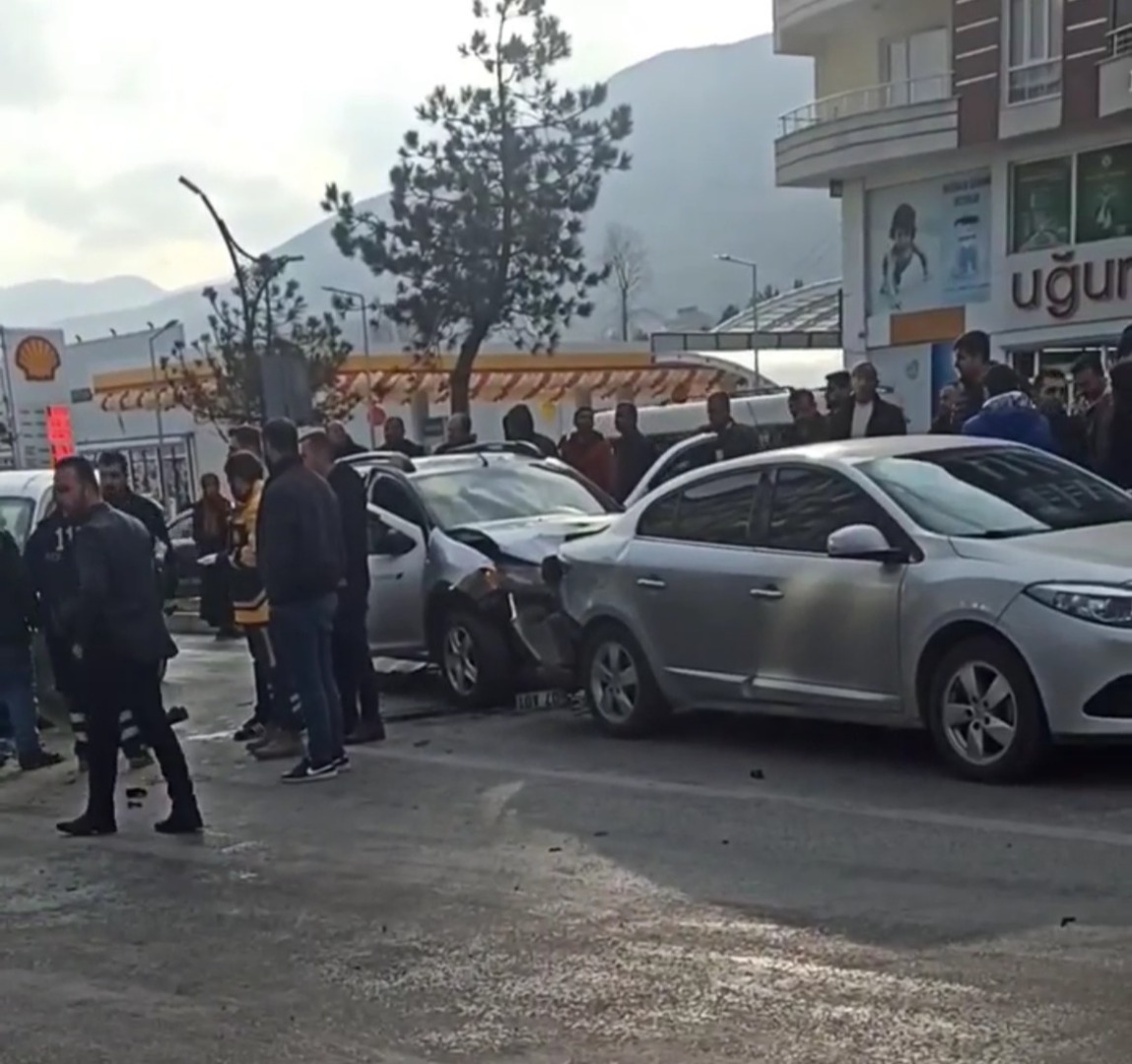 Bitlis’te zincirleme kaza: 3 yaralı
