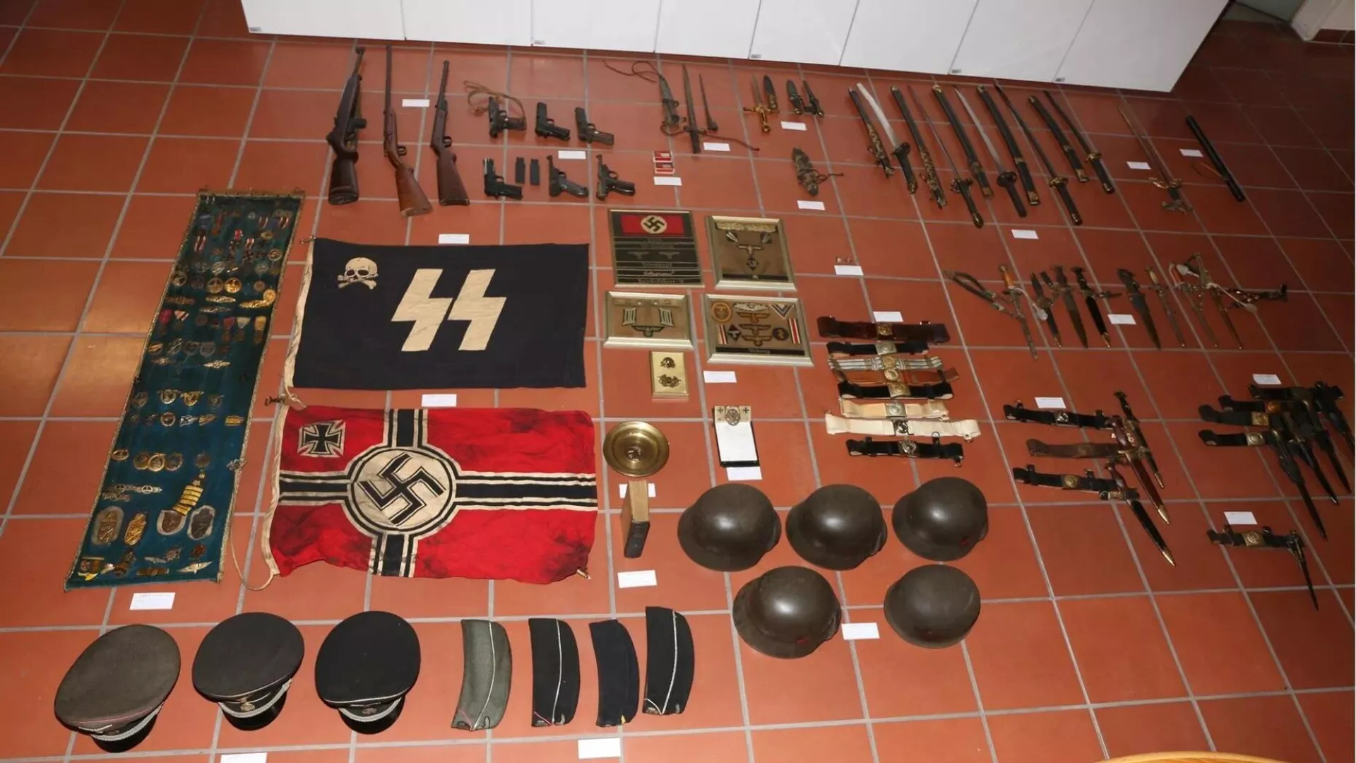 Avusturya'da bir evde çok sayıda silah ve Nazi sembolleri ele geçirildi
