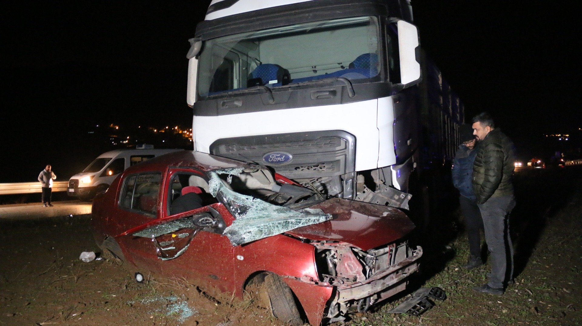Hatay'da kamyon ile otomobil çarpıştı: 2 ölü