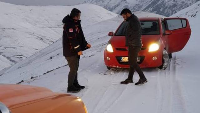 Bayburt'ta karda mahsur kalan 4 kişi kurtarıldı