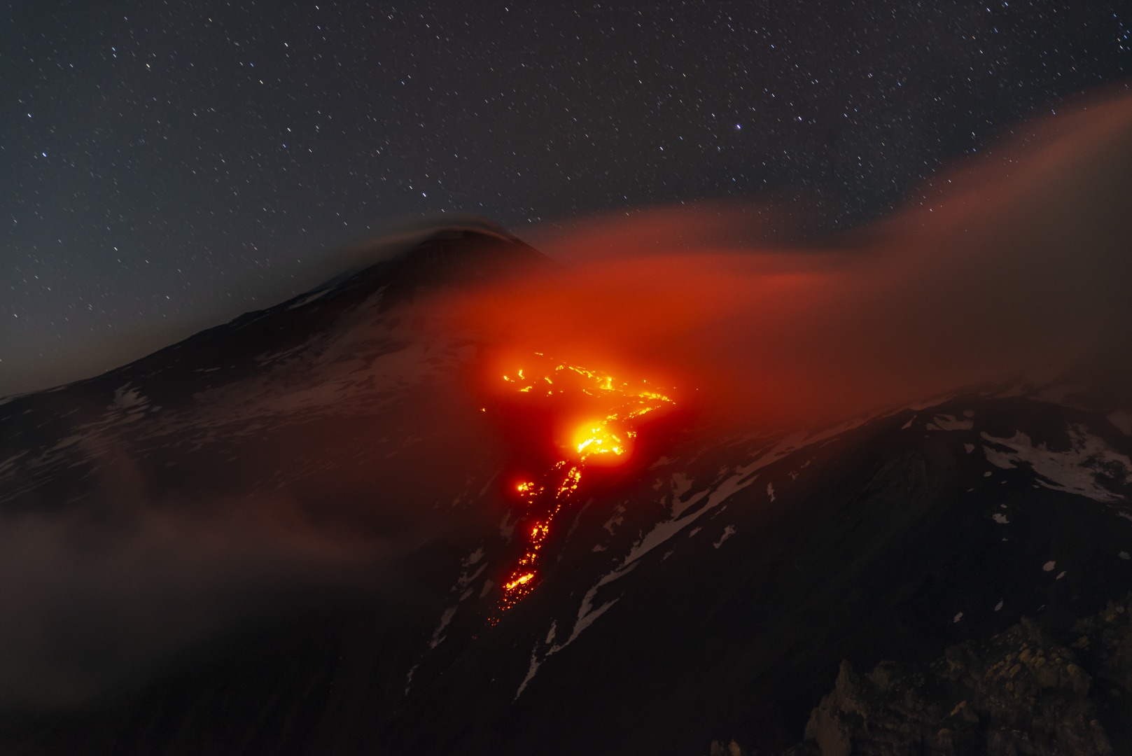 Etna Yanardağı lav ve kül püskürtüyor