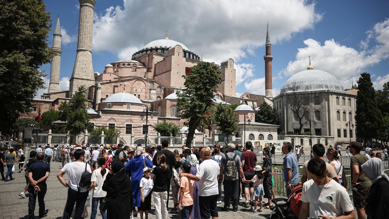 İstanbul Valisi Yerlikaya açıkladı: 11 ayda 15 milyon turist