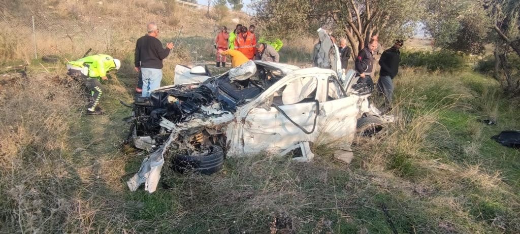 Kaza yapan araç hurdaya döndü, içindekiler yaralı kurtuldu