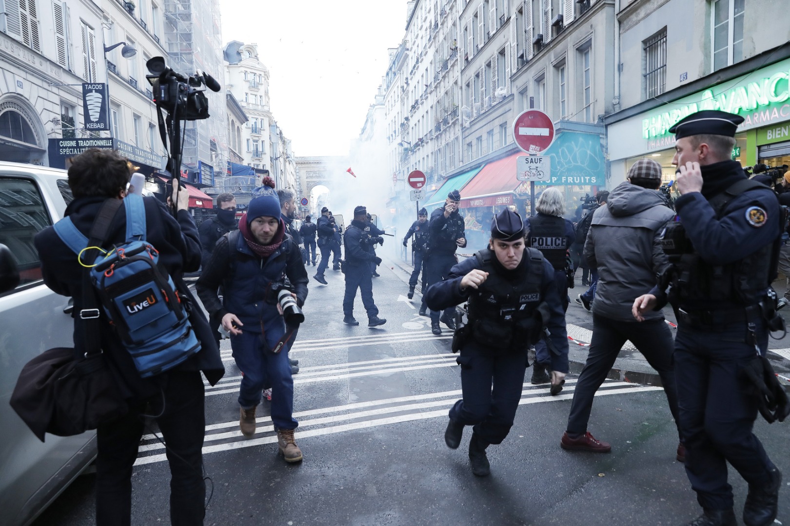 PKK destekçileri Paris'te polisle çatıştı