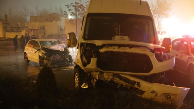 Nevşehir'de minibüsle otomobil çarpıştı