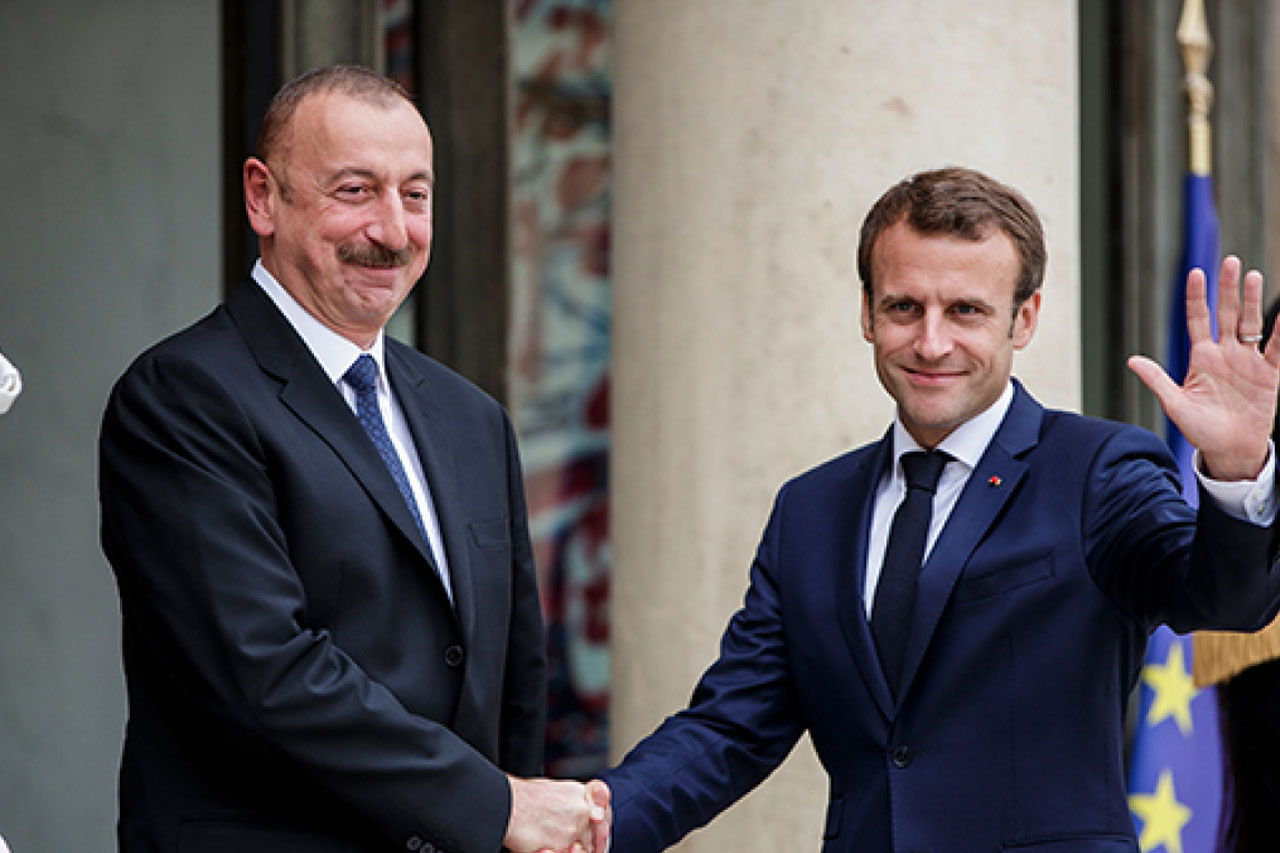 Aliyev Macron'la Laçın koridorundaki durumu görüştü