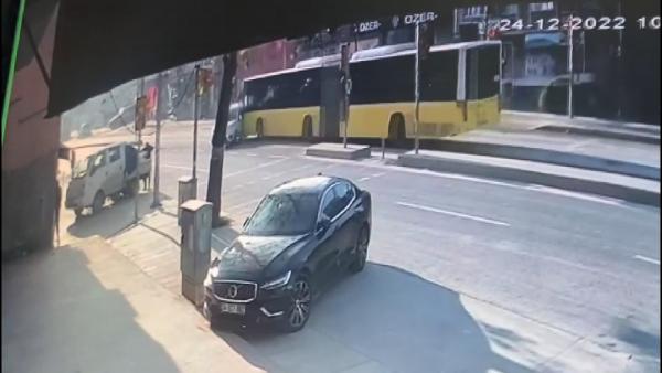 İETT otobüsü ara sokakta çıkan araca bir çarptı etrafında iki tur attırdı
