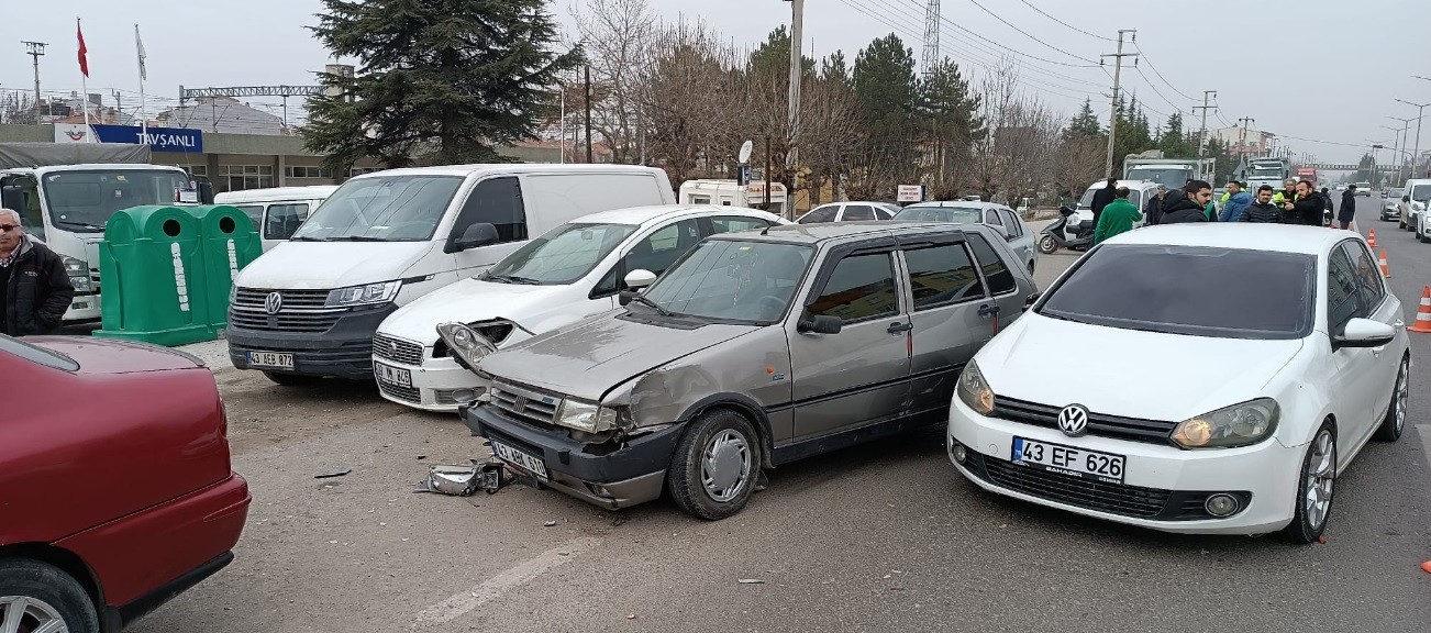 Kütahya’da 4 araç birbirine girdi: 1 yaralı