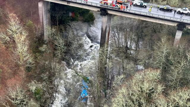 İspanya'da otobüs nehre düştü: 3 ölü