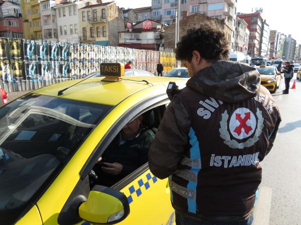 Kadıköy'de Emniyet Kemeri Takmayan Taksicilere Ceza Yağdı