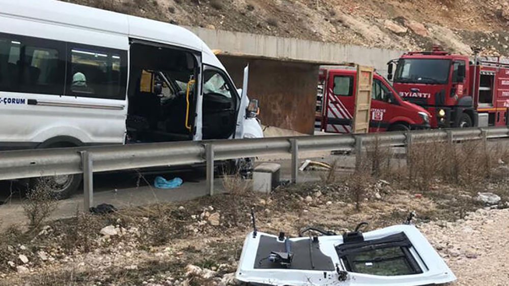 Devrilen kamyon, yolcu minibüsüne çarptı: 1 ölü, 8 yaralı